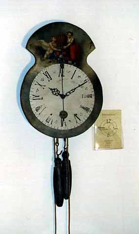 Eisenwanduhr mit Kuhschwanzpendel